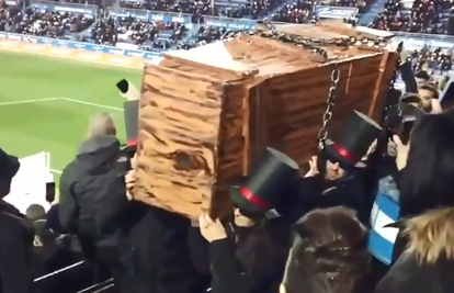 Navijači unijeli lijes na stadion! 'Ljudi, nogomet nam je umro...'