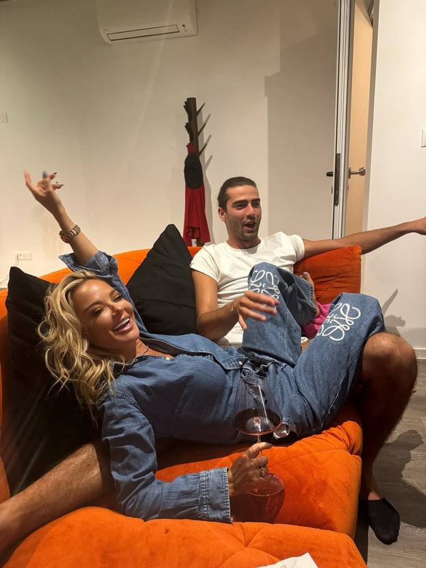 FOTO Brčkanje u bazenu, u ruci šampanjac! Maja objavila fotke iz Dubaija, s njome je i Šime...