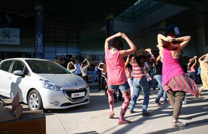 Flash mob u MSU za novi hit model Peugeota 208-ice