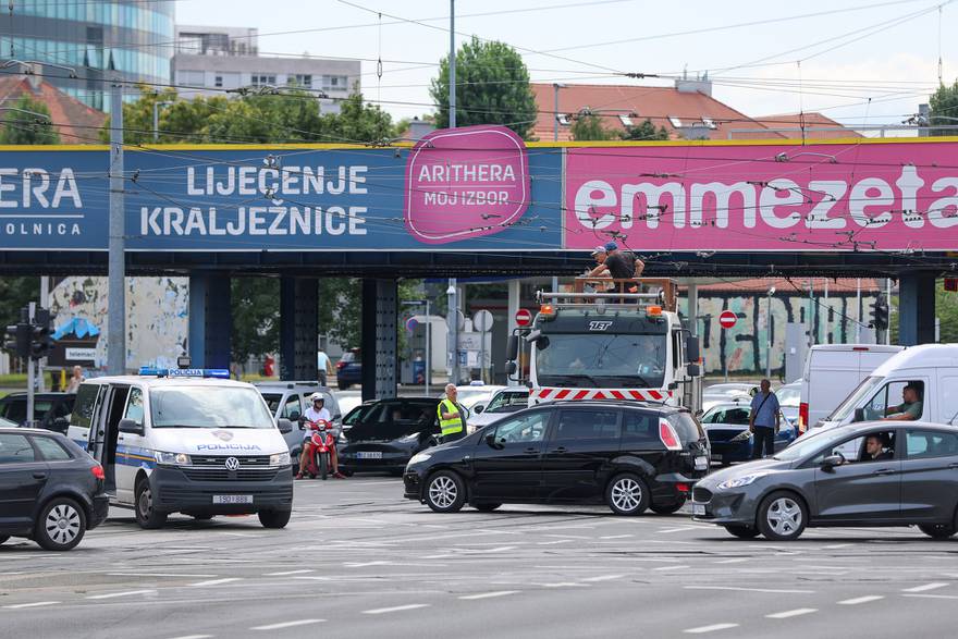 Zagreb: Kamion potrgao tramvajske žice na uglu Branimirove i Držićeve