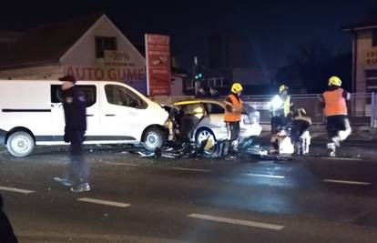 Teška nesreća u Sesvetama: Vatrogasci ga izvlačili iz auta