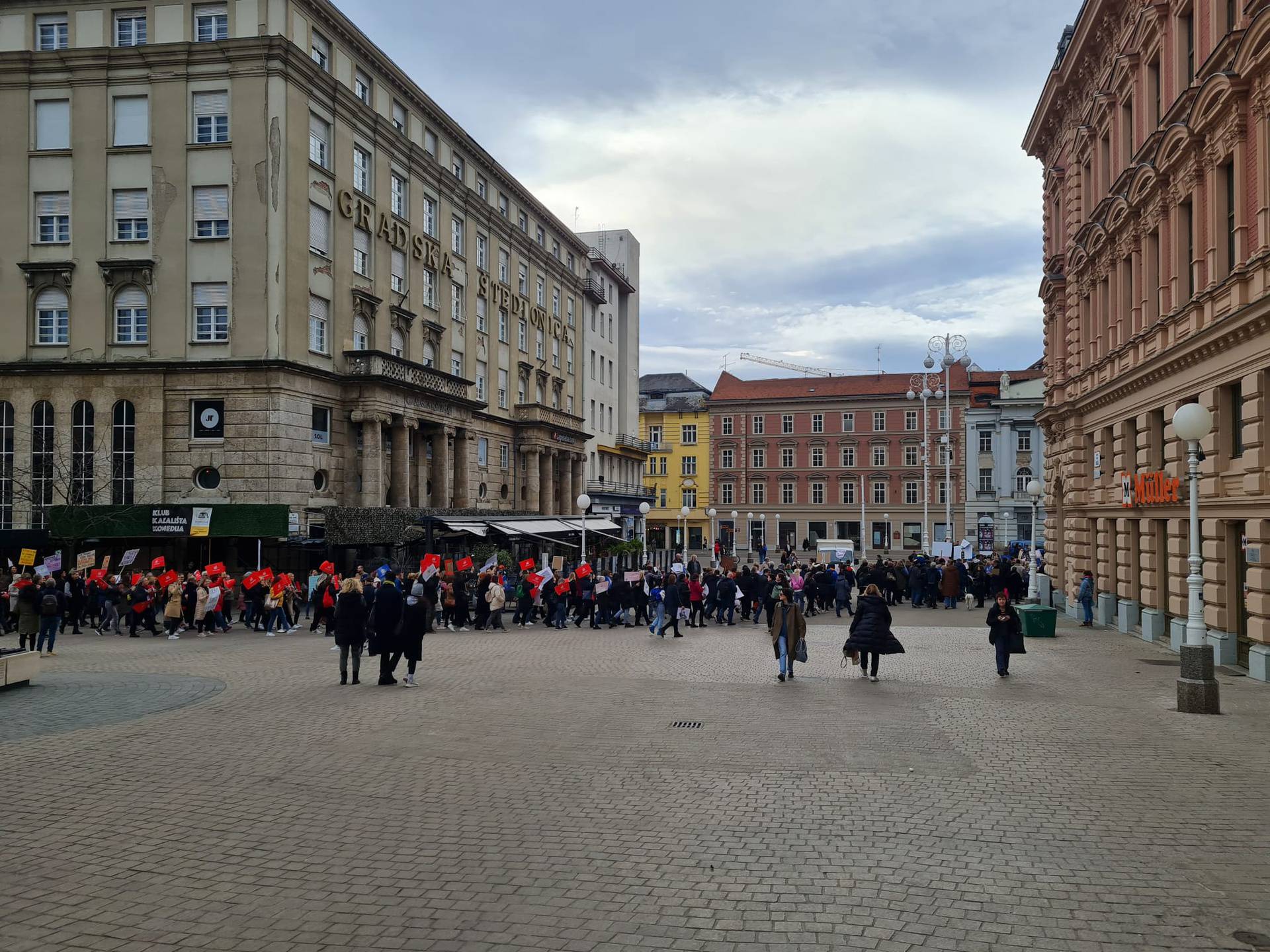 Veliki prosvjed nastavnika na Markovom trgu: 'Dostojanstvo želimo, a ne da nas gaze'