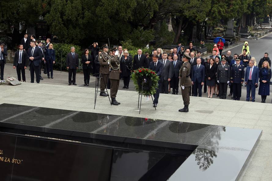 Vlada RH na Mirogoju poloÅ¾ila vijence povodom Dana neovisnosti