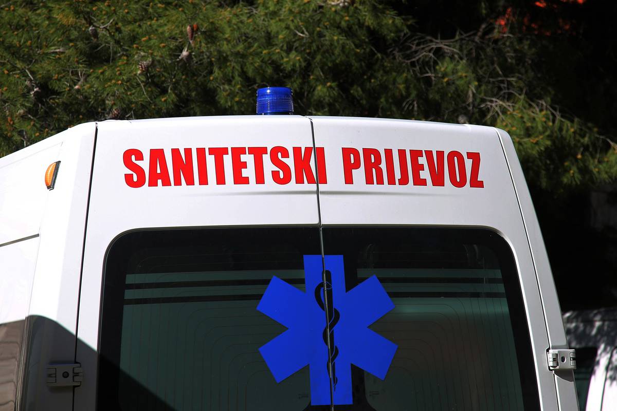 Vozaču saniteta i sestri u Rijeci je pao pacijent. Udario je glavom i umro. Nisu to prijavili policiji