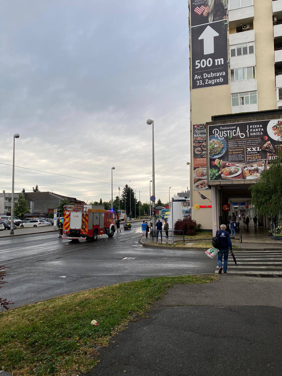 VIDEO Krš i lom u Dubravi: Lexusom pomeo hidrant, voda šikljala nekoliko metara u zrak