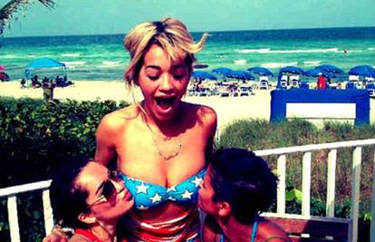 Dok Rita Ora pozira u bikiniju, prijateljice joj poljubile grudi