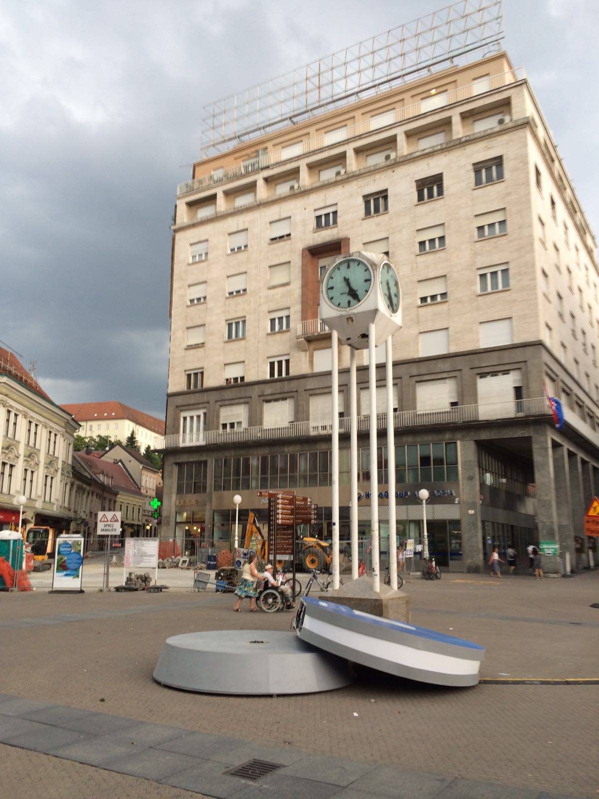 Vjetar srušio sat u Zagrebu, u Zagorju je kiša potopila ceste