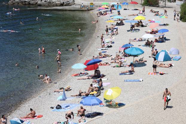 Rijeka: Kupači uživaju u kupanju i sunčanju na plaži Ploče na Kantridi