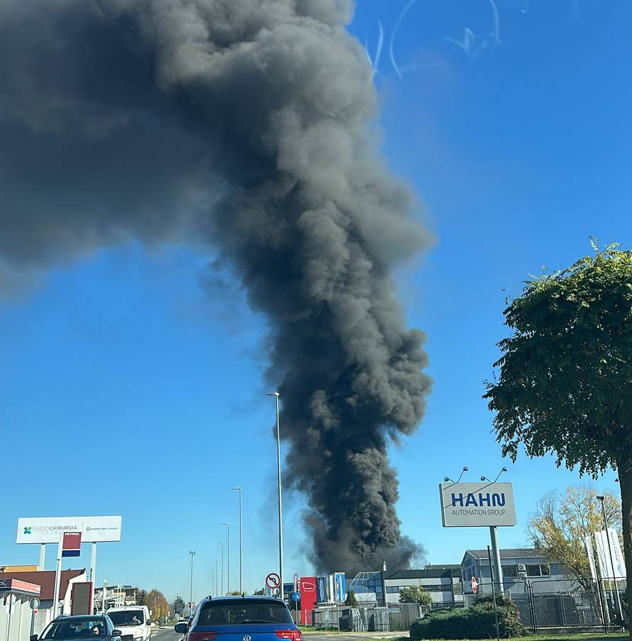 FOTO/VIDEO Još se dimi u Sv. Nedelji: 'Nije opasno za ljude'