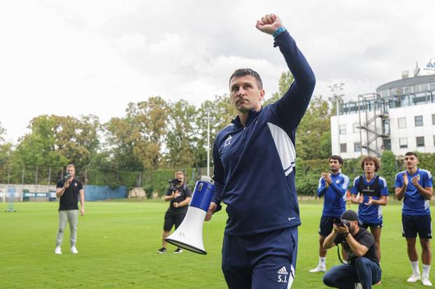 Zagreb: Zagreb: Bad Blue Boysi dali podršku nogometašima Dinama uoči odlaska u Prag