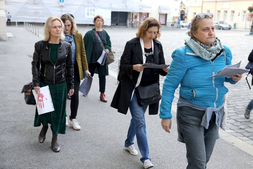 Zagreb: Aktivistice udruge RODA javno Äitale potresna svjedoÄanstva Å¾ena