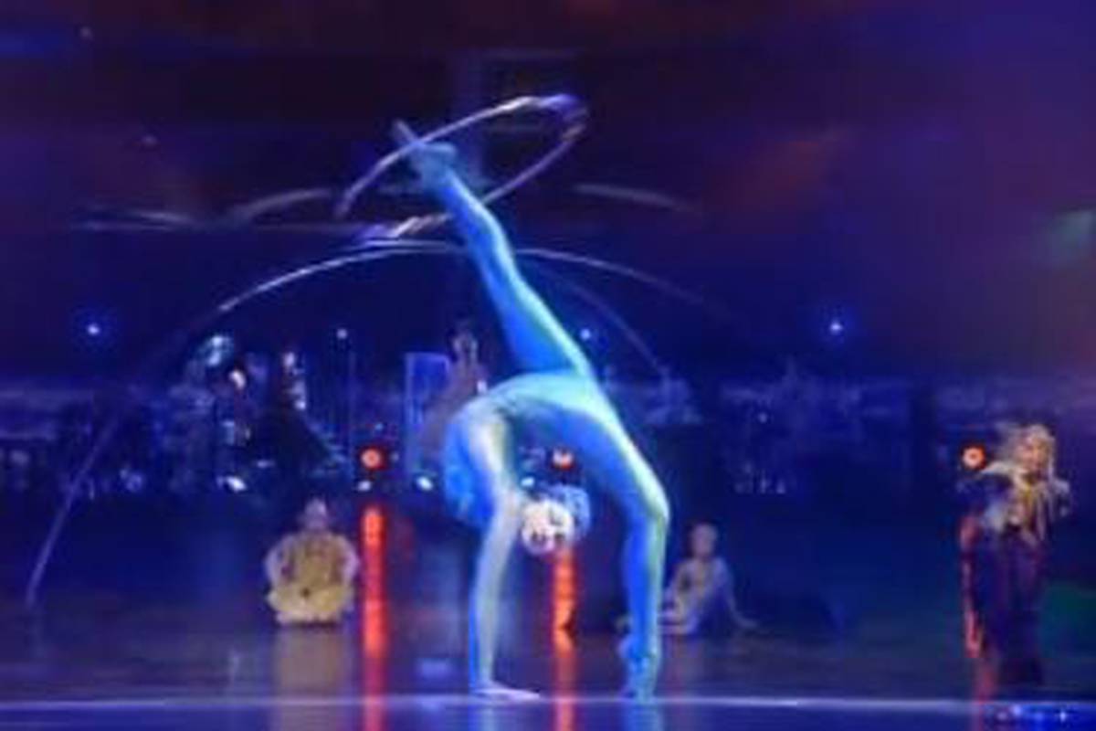 Akrobati rade na spektaklu u čast Michaela Jacksona 