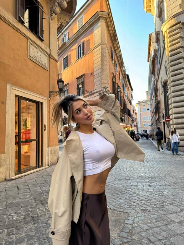 FOTO Sve joj je na mjestu! Prije su je ismijavali, danas zarađuje ogromne cifre kao model