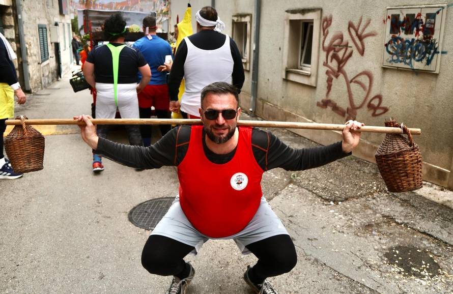 Kaštel Kambelovac: Održan Kambelovski krnjeval i zapaljen krnje “ Yugo”