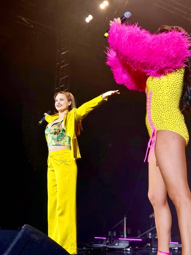 FOTO Milica Pavlović rasplesala Rijeku u kristalima, a iz publike je bodrila posebna osoba....