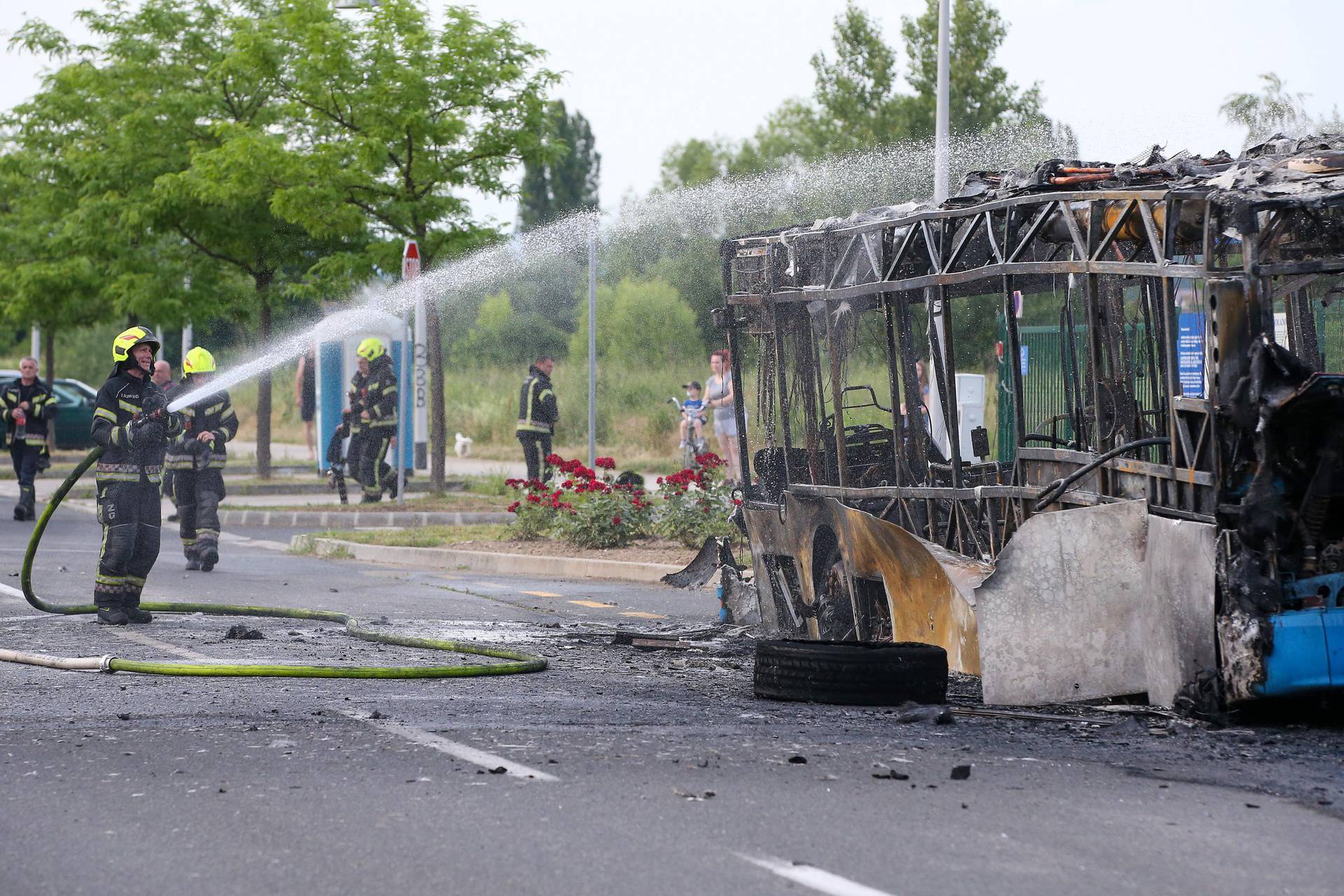 Zagreb: Zapalio se autobus na okretištu u Novom Jelkovcu