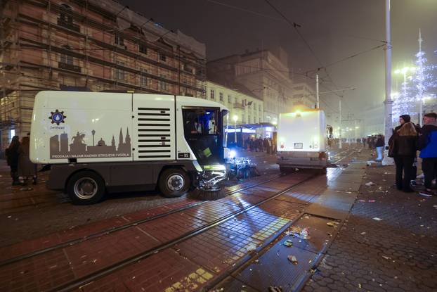 Zagreb: Nakon proslave Nove godine ostala je velika količina otpada