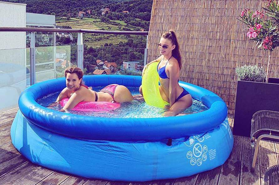 Nives se s prijateljicom 'brčkala' u bazenu: Ne znam koja je bolja