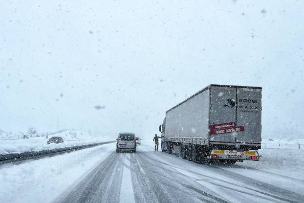 Gospić: Zbog gustog snijega otežani uvjeti vožnje na autocesti