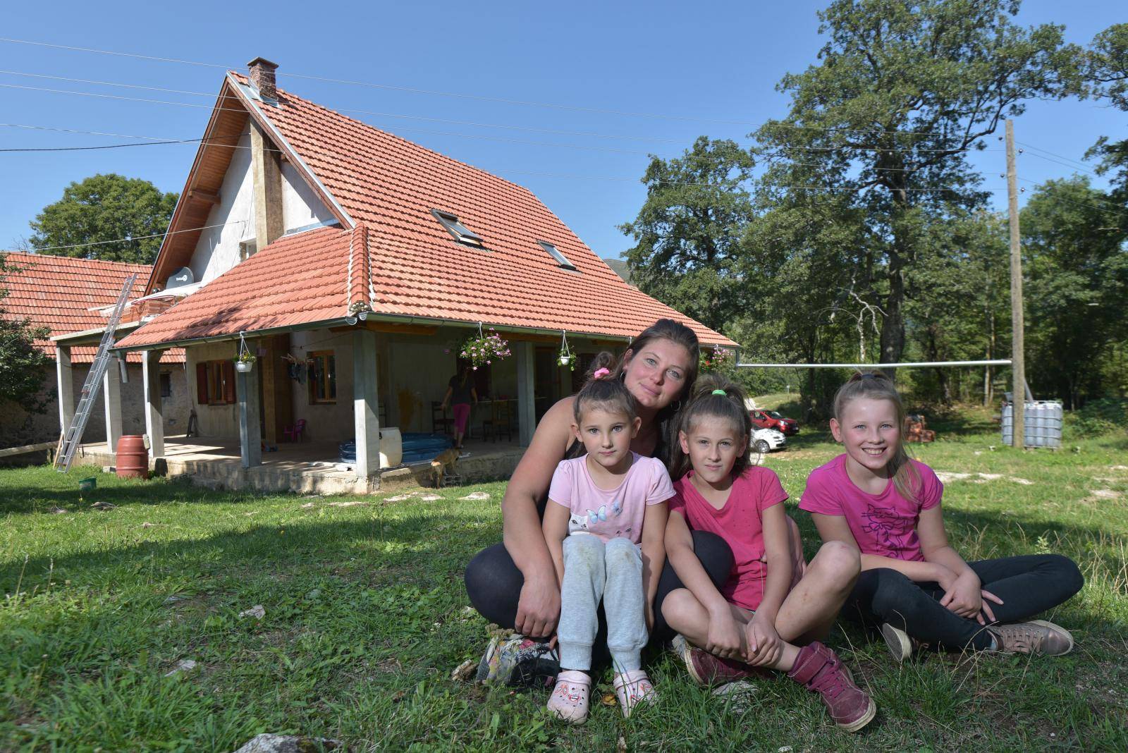 Sama brine o 4 kćeri, 8 ovaca, 40 krava, bori se s vukovima...