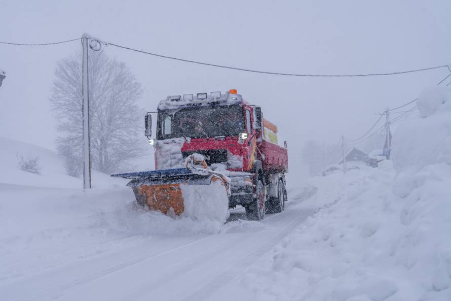 U Vrhovinama i Babinom Potoku palo je oko 50 do 80 cm snijega 