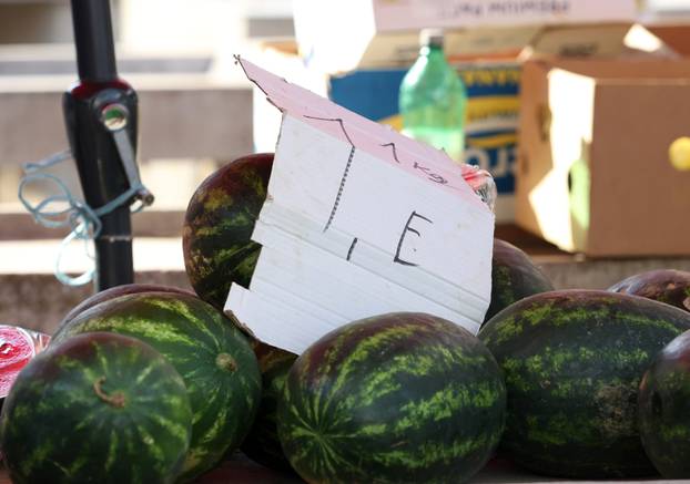 Šibenik: Bogata ponuda vo?a i povr?a na gradskoj tržnici