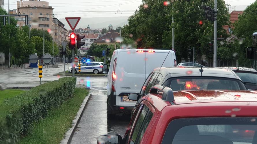 Vatrogasci rade od ranog jutra: Vjetar srušio stablo na cestu...