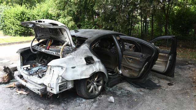 U Karlovcu je netko benzinom zalio automobil pa ga zapalio