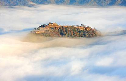 Kao u Harryju Potteru: Japan ima dvorac skriven na nebu