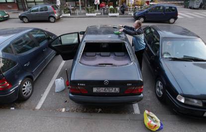 Prozor pao s četvrtog kata i uništio zadnje staklo vozila