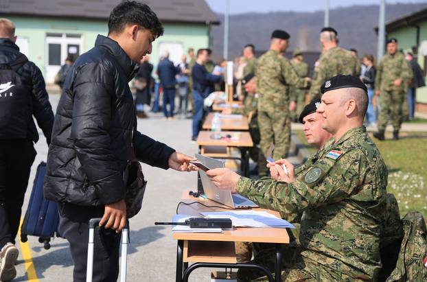 Ministar Anušić i general Kundid na prvom danu TVO-a na Slunju