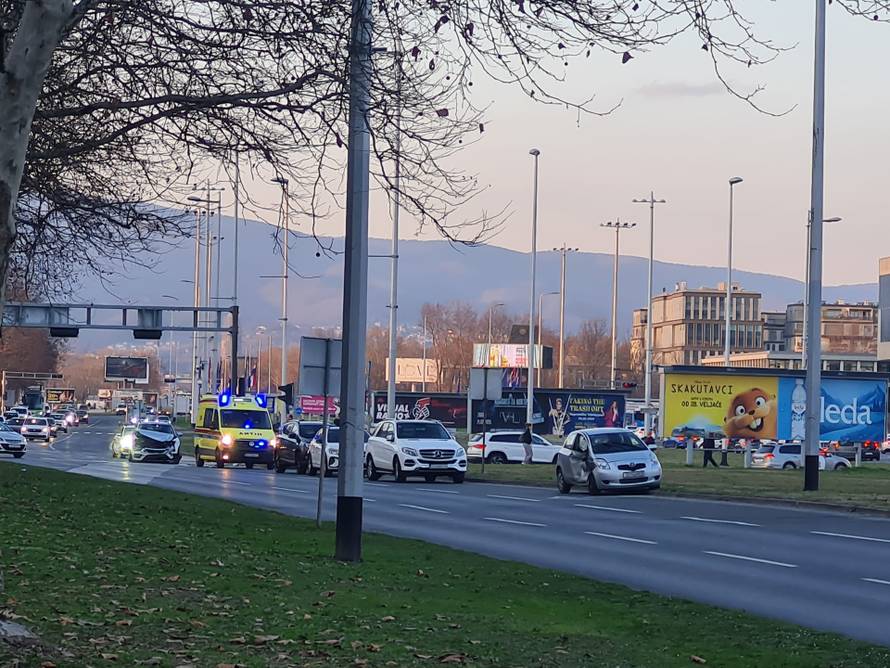 FOTO Krš i lom u Zagrebu: Sudar dva auta, dvoje ljudi u bolnici