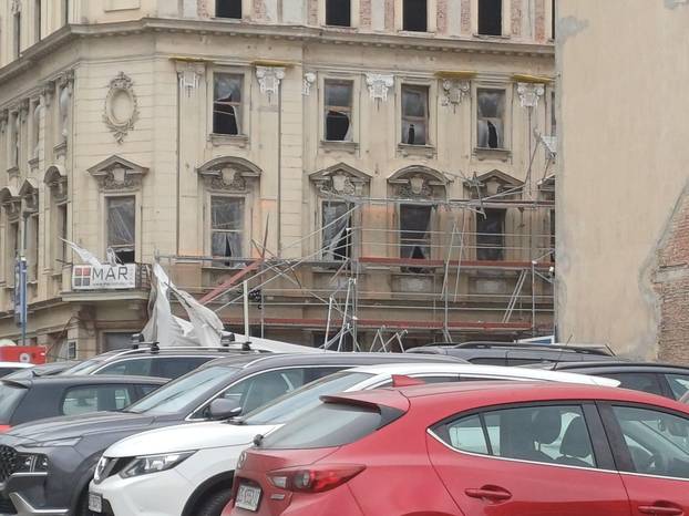 FOTO: U centru grada urušila se skela, prizori su dramatični...