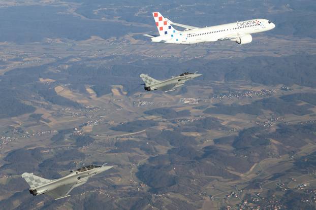Fantastični prizori na nebu: Tri Rafalea ispratila 'srebrni avion' do zagrebačke zračne luke