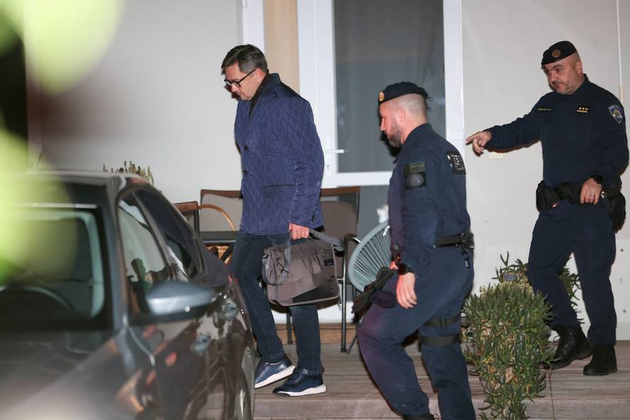 Zagreb: Izlazak Andrije Mikulića i inspektora iz kuće nakon opsežne pretrage