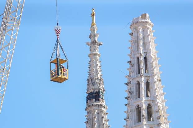 Zagreb: Počelo zamatanje gornjeg dijela sjevernog tornja katedrale