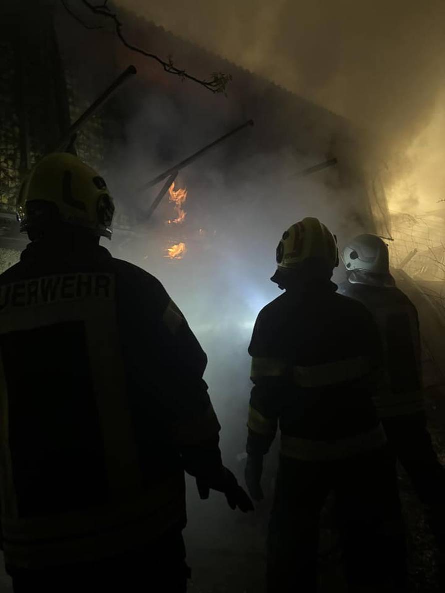 FOTO Buktinja kod Krapinskih Toplica: Spremište kukuruza i perad izgorjeli u velikom požaru