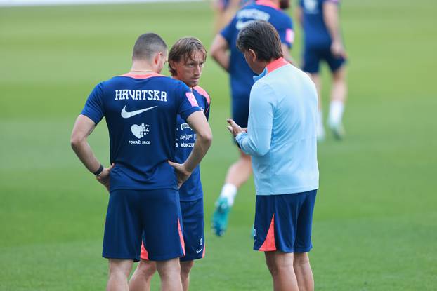 Osijek: Trening nogometne reprezentacije na glavnom travnjaku stadiona Opus Arena