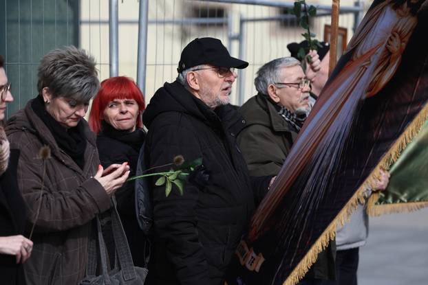 Dok u Osijeku jedni mole, drugi pak redovito u prosvjedu
