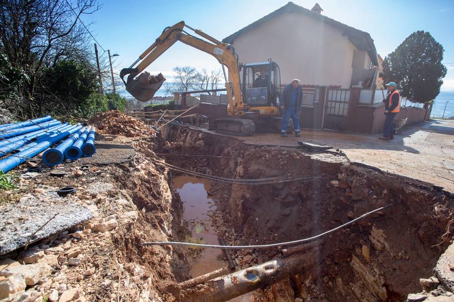 Kaos u Rijeci: Voda je šikljala 30 m u zrak,  poplavila je  kuću