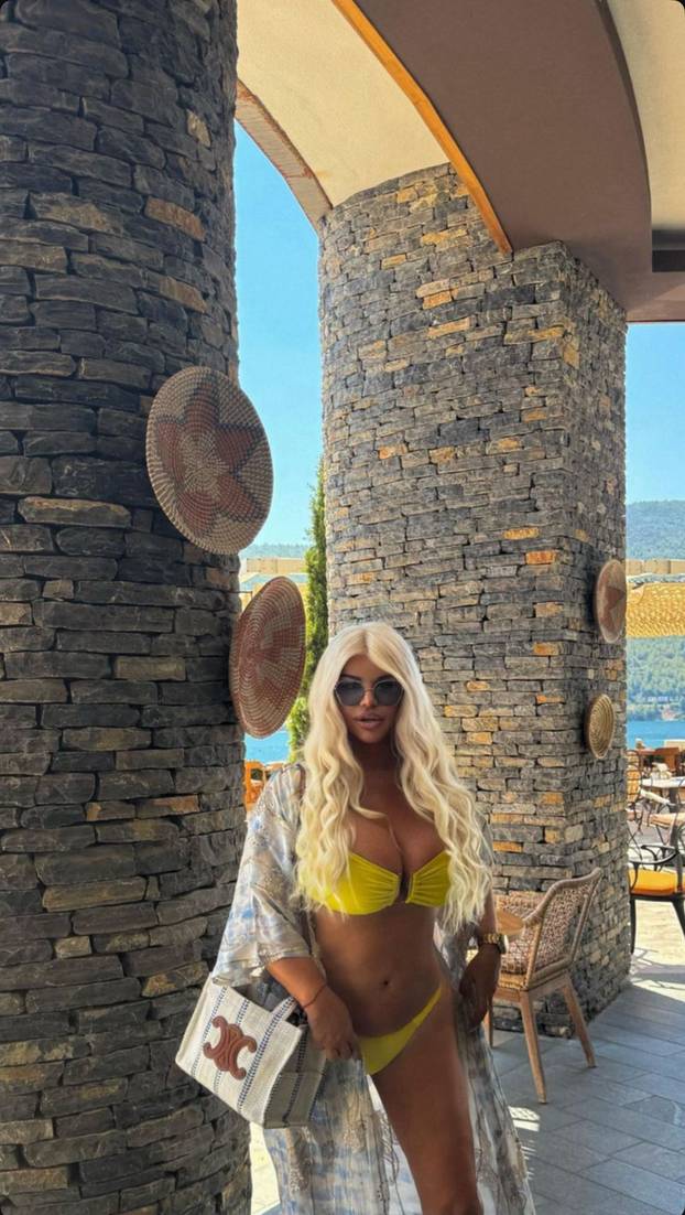 Vrući kadrovi srpske pjevačice: Ljetuje u Grčkoj, u Areni Zagreb dobila spermu od lososa za dar