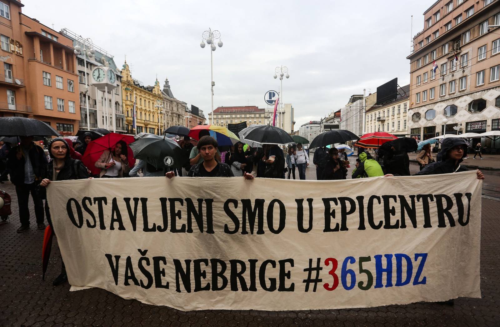 Zagreb: Prosvjedno okupljanje „Zagreb u epicentru“ na Trgu bana Jelačića