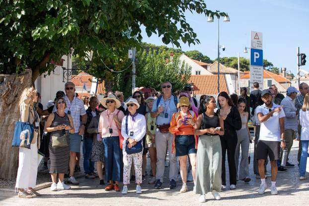 Dubrovnik: Lijepo i toplo vrijeme još uvijek grije turiste na jugu Hrvatske