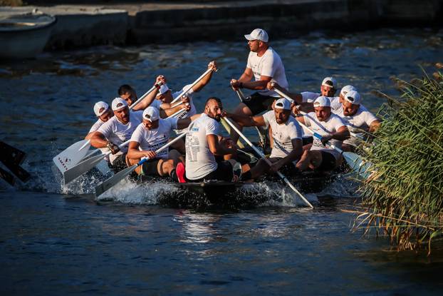 Prolazak Maratona lađa kroz Rogotin uz bakljadu