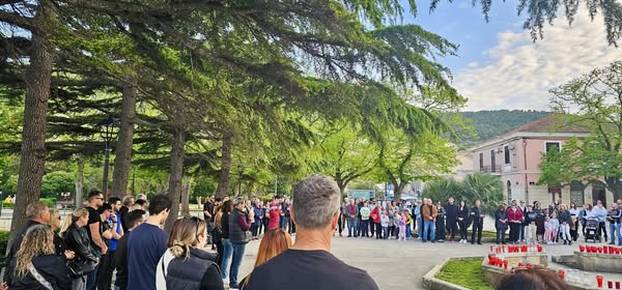 Tuga na Lastovu: Više od 200 lampiona zasvijetlilo u spomen na tragično preminulog Frana