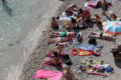 Rijeka: Gradske plaže na Pećinama pune su kupača