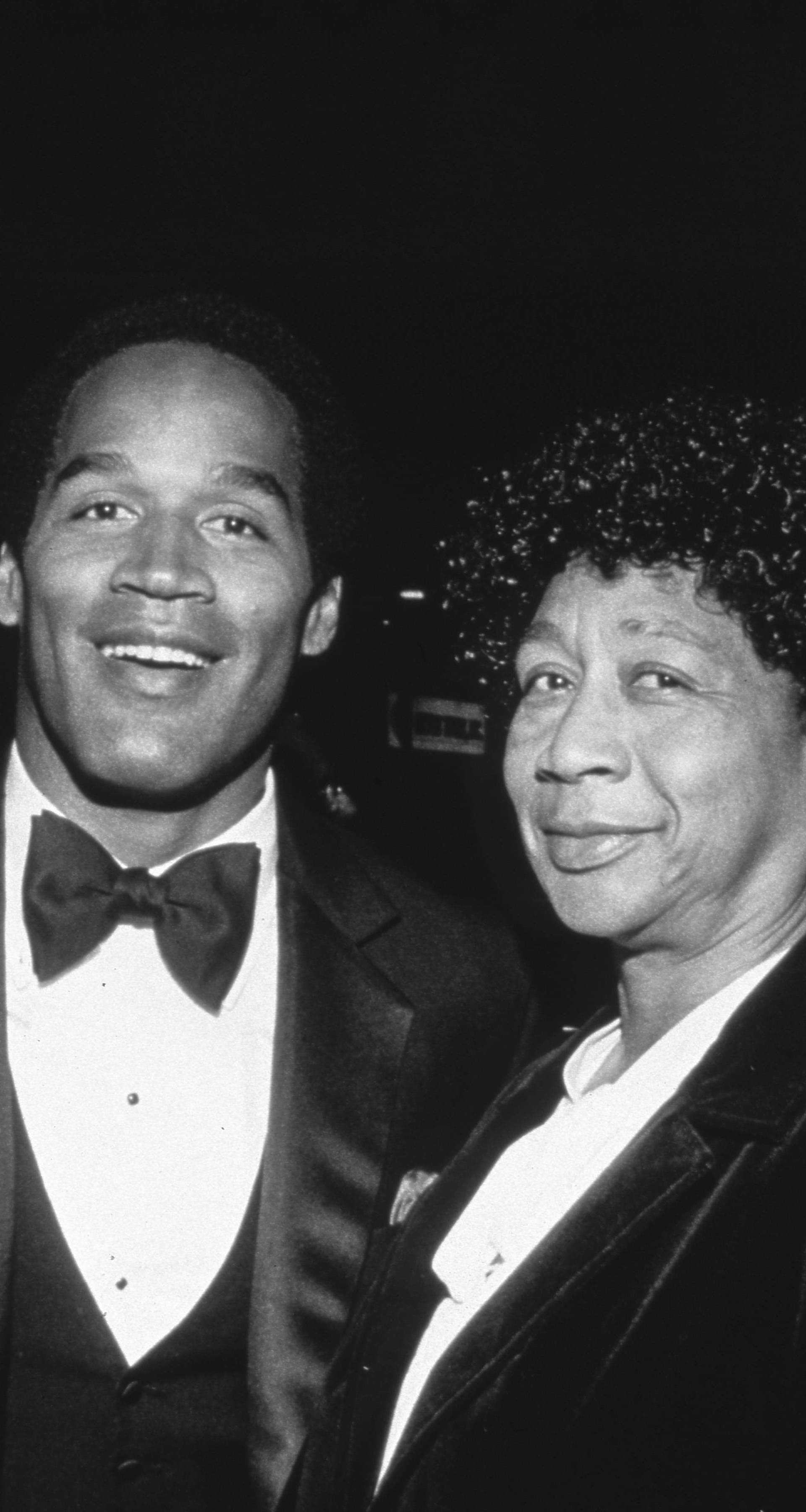 **FILE PHOTO** O.J. Simpson Has Passed Away. O. J. Simpson and Mother Eunice in 1994. Copyright: xRalphxDominguez/MediaP