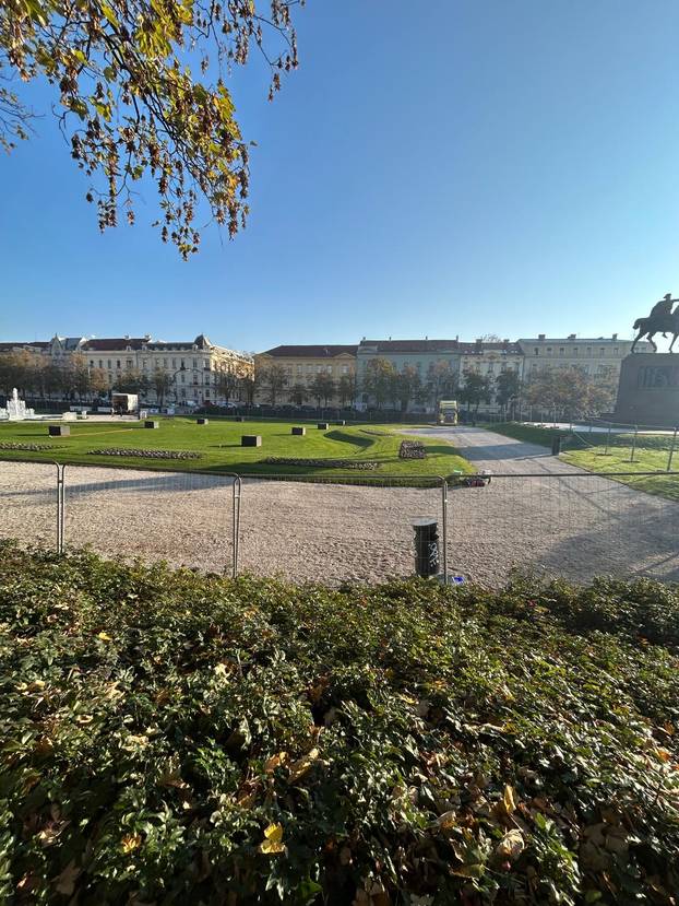 FOTO U Zagrebu se pripremaju za Advent: Slaže se klizalište...