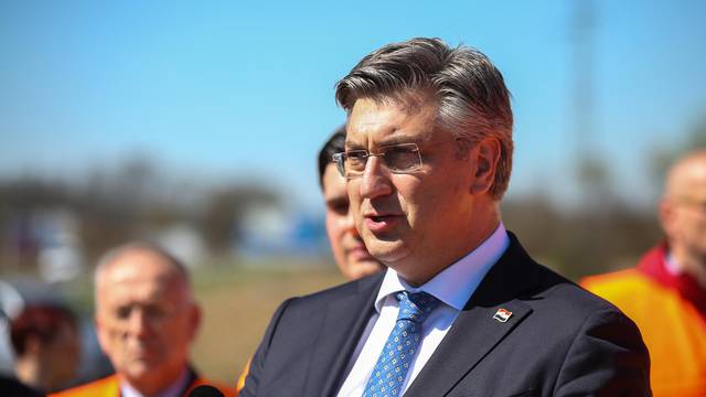 Sisak: Premijer Plenković obišao je gradilište novog mosta preko rijeke Odre