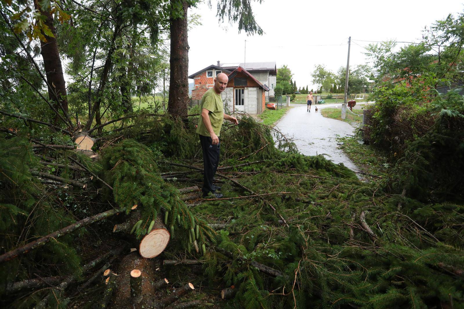 Snažno nevrijeme pra?eno kišom i olujnim vjetrom protutnjalo je Karlovcem i okolicom